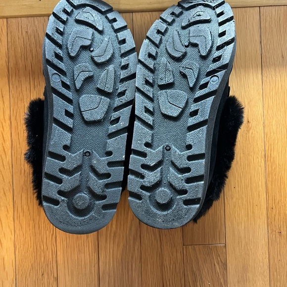 Steve Madden Black Slippers with Gold Chain - Picture 3 of 4